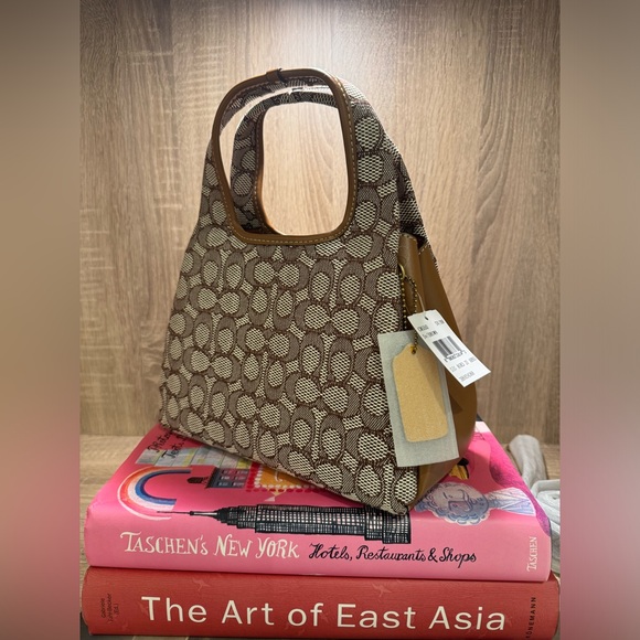 Lana Shoulder Bag 23 In Signature Jacquard - Picture 4 of 7